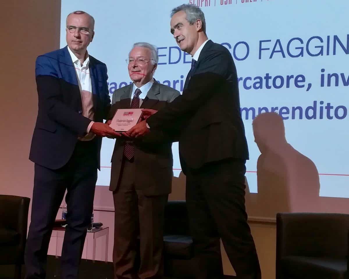 Il Rettore Rosario Rizzuto e il founder di Digitalmeet Gianni Potti consegnano l'Award 2017 a Federico Faggin